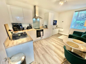 Spacious One Bedroom Apartment - With Parking and WiFi - Town Centre Location - Gated Access - Walk to Beach!